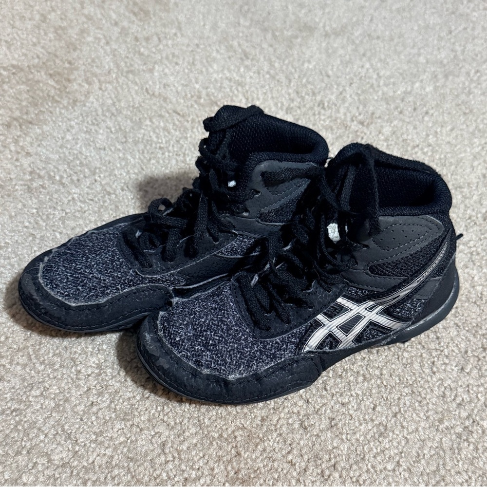 Kids ASICS Black and Gray Wrestling Shoes size K11